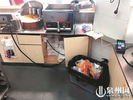 南安市區正新雞排操作間垃圾桶未加蓋