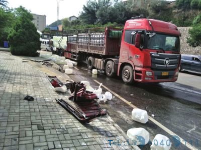 半挂车刹车失灵撞了货车撞电杆