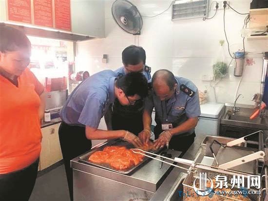 执法人员对鸡排店进行检查