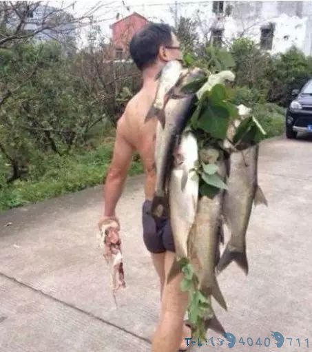 水库泄洪，发大水，数百人逮住大鱼啦
