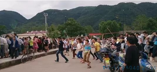 水库泄洪，发大水，数百人逮住大鱼啦