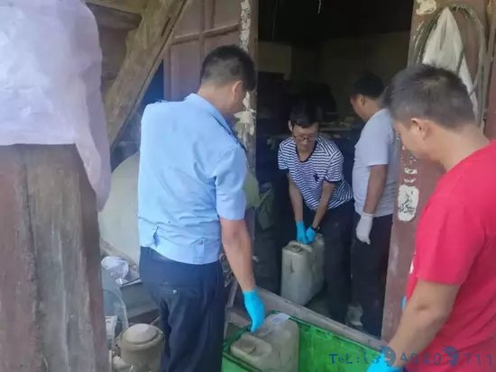 朋友托管66个塑料桶再没回来 没想到里面竟是这个东西