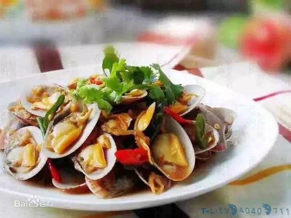 夏季海边人们扎堆挖花蛤 人身安全需注意