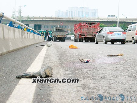 昨天上午我市一保洁员被大货车撞倒在地不幸身亡(图)