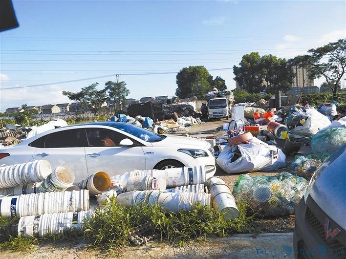 非法塑料加工厂藏在田间角落
