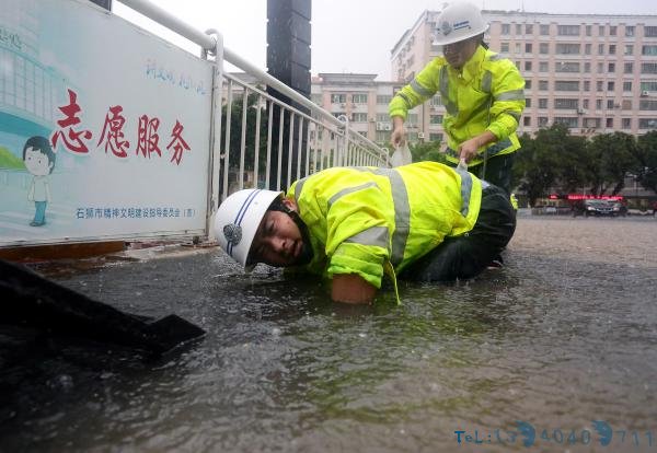 福建石狮：协警徒手清掏下水道 市民为其撑伞