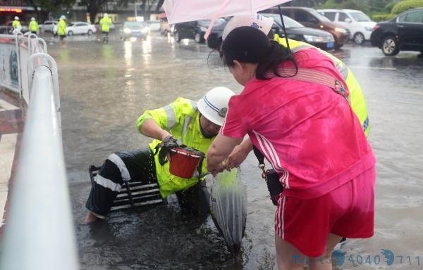 福建石狮：协警徒手清掏下水道 市民为其撑伞