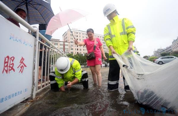 福建石狮：协警徒手清掏下水道 市民为其撑伞