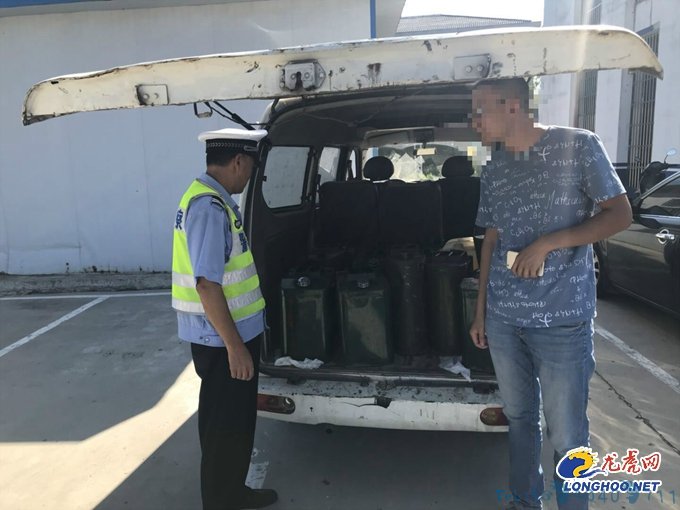 天呢！面包车变移动“炸药桶” 车厢内竟藏13桶汽油！(组图)