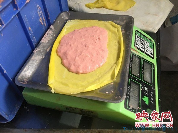 问题食品厂藏身村委会旁边 市民举报后被查封