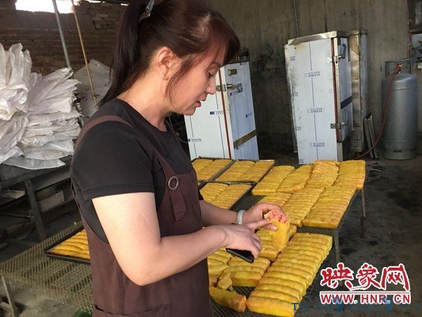 问题食品厂藏身村委会旁边 市民举报后被查封