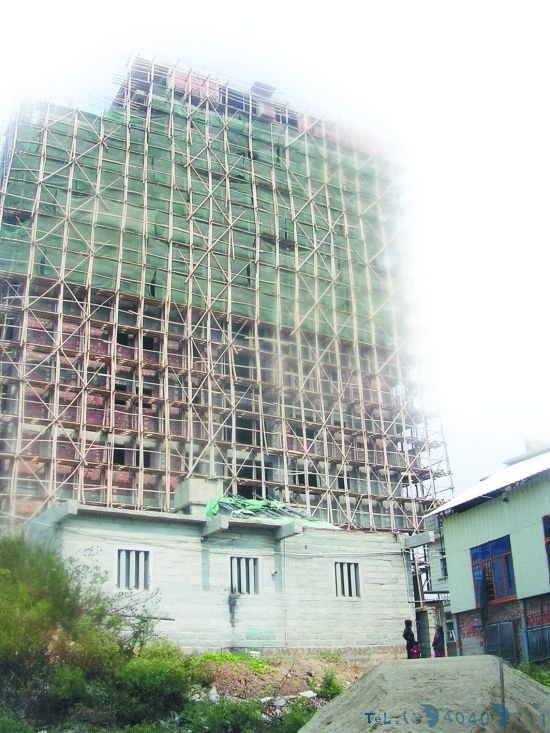 建楼没装防护网泥块砸到居民楼(图)