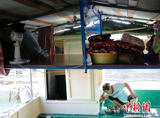 疍家人居住的渔船内景，船舱被隔出多个生活功能区，上层为卧室，甲板层做厨房餐厅。　王晓斌 摄