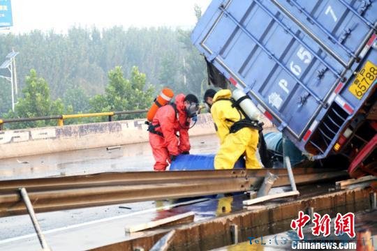 京台高速德州段一新癸酸运输车侧翻致泄漏 无伤亡