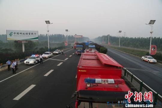 京台高速德州段一新癸酸运输车侧翻致泄漏无伤亡