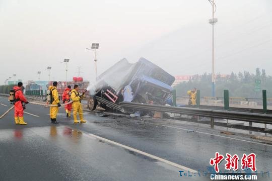 京台高速德州段一新癸酸运输车侧翻致泄漏 无伤亡