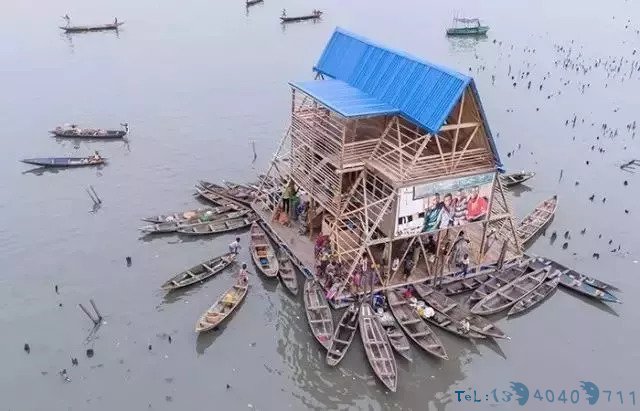 非洲最大的“海上贫民窟”里，他用256个塑料桶，搭起一座“漂浮学校”！3年后，学校却轰然