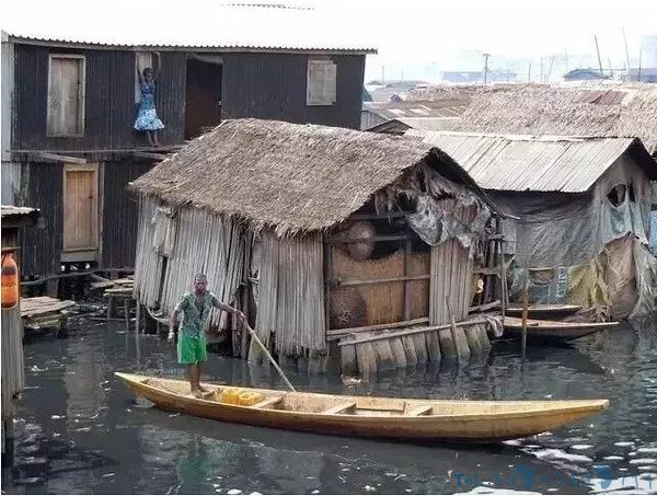 非洲最大的“海上贫民窟”里，他用256个塑料桶，搭起一座“漂浮学校”！3年后，学校却轰然