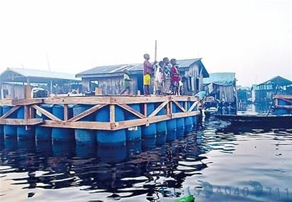 尼日利亚建漂浮学校贫民窟学生水上念书