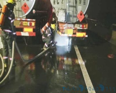 润扬大桥上追尾危化品泄漏多部门10多小时排险