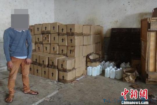 图为警方查获的易制毒物品。　钟欣 摄