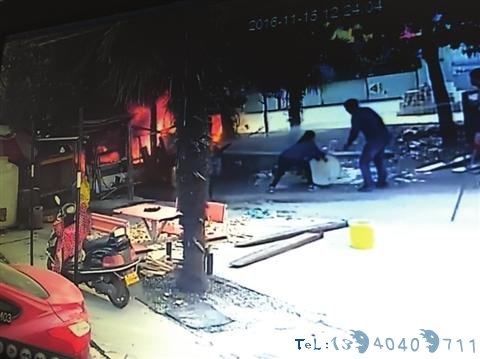 家门口棕榈树莫名自燃 烧毁早餐点以及五棵树