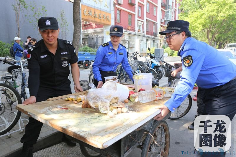 北京东城整治故宫周边无照经营煎饼车