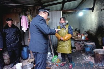 执法人员将脏乱的黑作坊取缔。京华时报通讯员刘莹摄