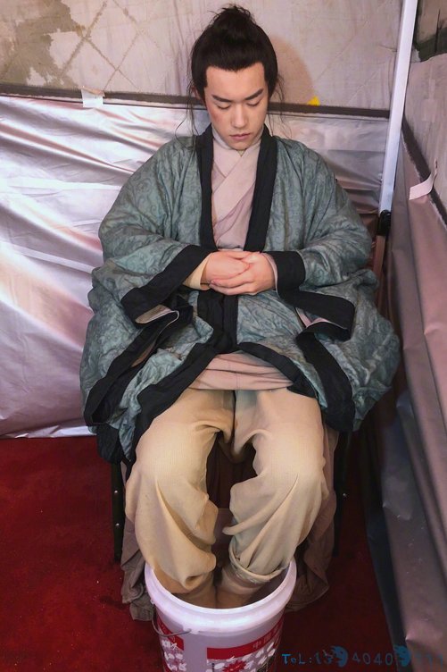 易烊千玺榨果汁配枸杞 00后养生博主上线