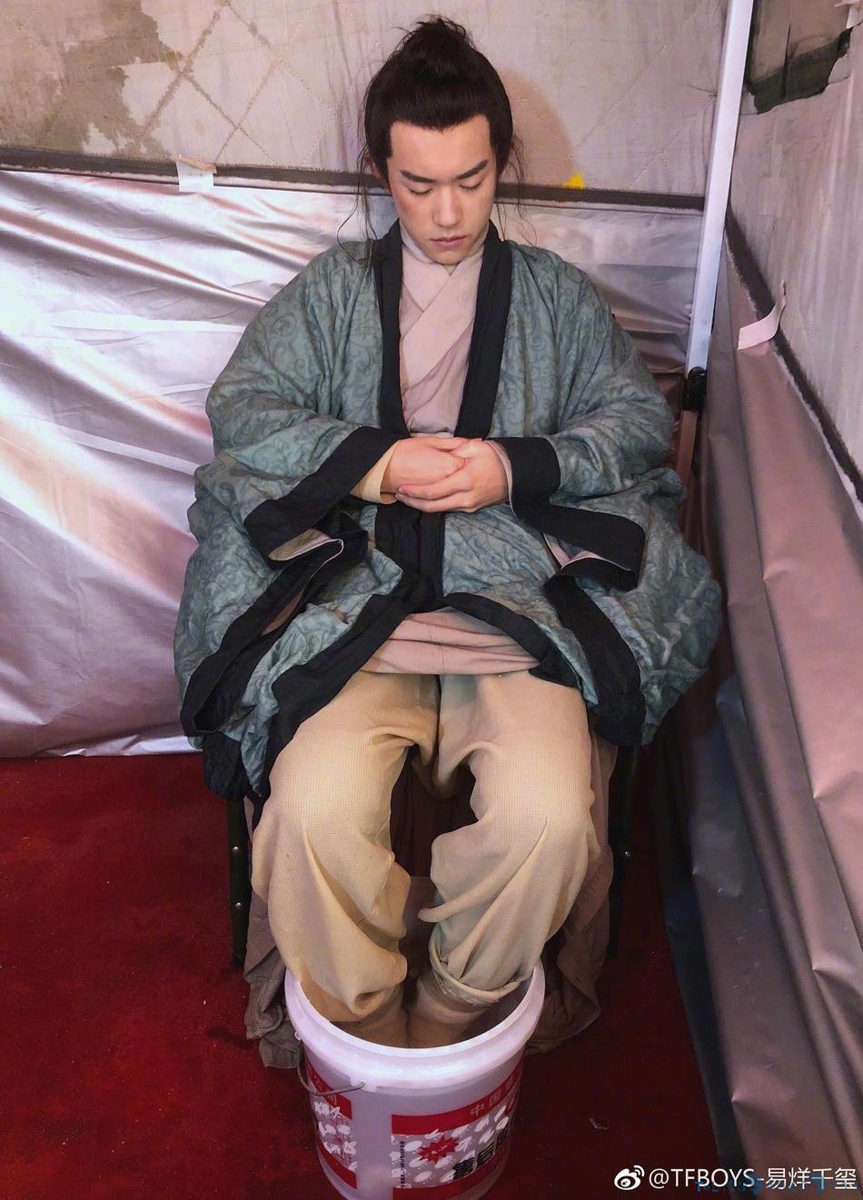 毫无偶像包袱！易烊千玺养生晒按摩床魔性照片
