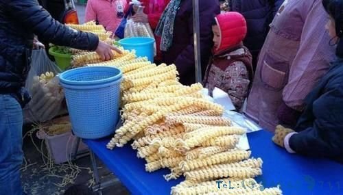 小伙子卖桶装小吃,一桶15块一天卖100桶,路人:吃过才知道