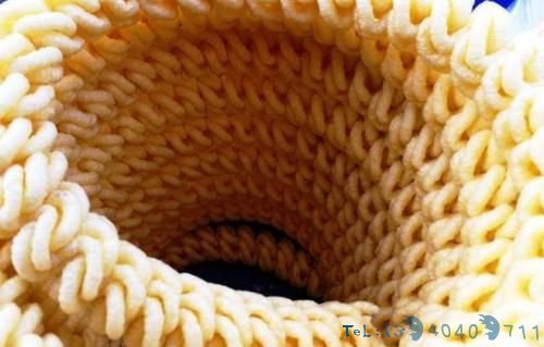 小伙子卖桶装小吃,一桶15块一天卖100桶,路人:吃过才知道