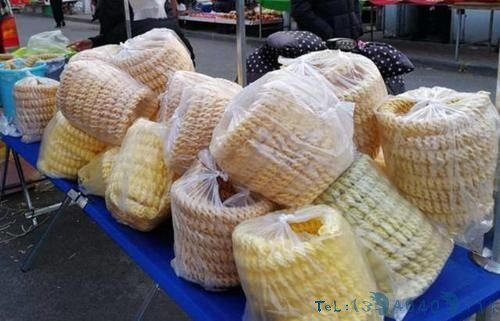 小伙子卖桶装小吃,一桶15块一天卖100桶,路人:吃过才知道