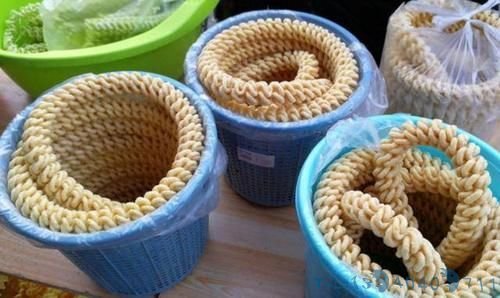 小伙子卖桶装小吃,一桶15块一天卖100桶,路人:吃过才知道