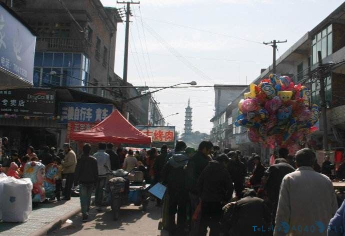 小伙子卖桶装小吃,一桶15块一天卖100桶,路人:吃过才知道