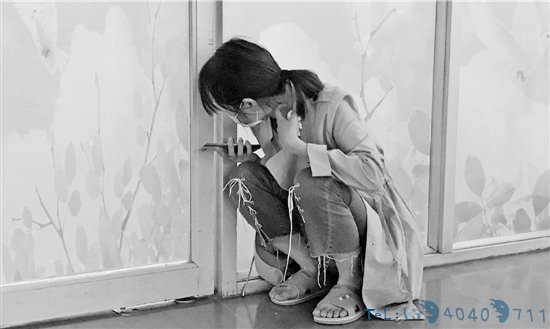 4岁男孩一屁股坐进开水桶这个清贫的家庭，已痛得无法呼吸