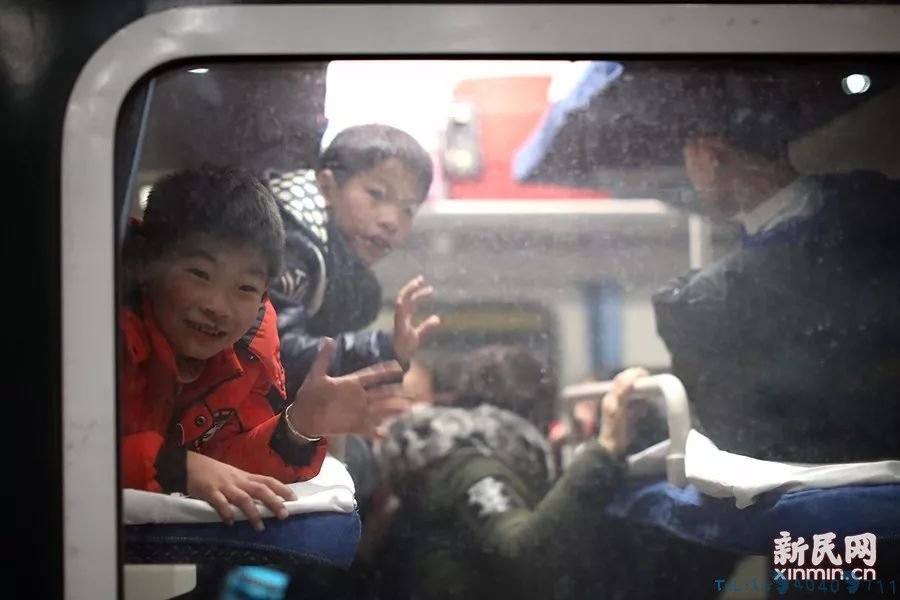春运首趟列车·回家的行囊
