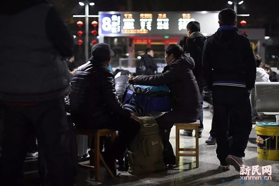 春运首趟列车·回家的行囊