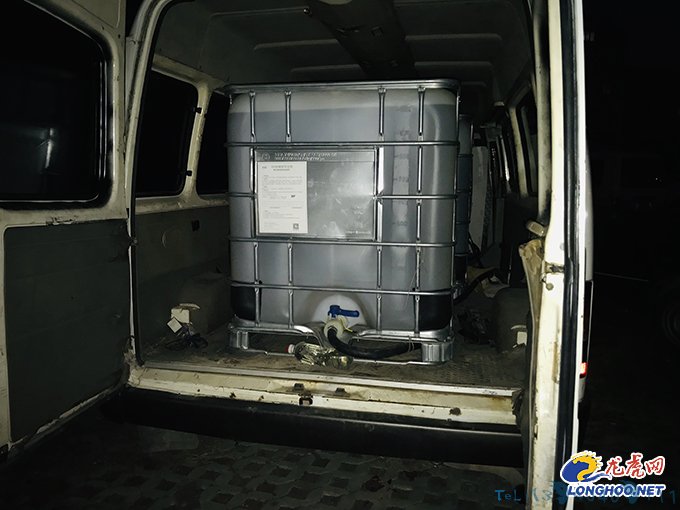 面包车变身移动“加油站”警方成功捣毁4个黑加油窝点