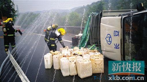 广州一货车高速路上侧翻 300L氨水泄漏