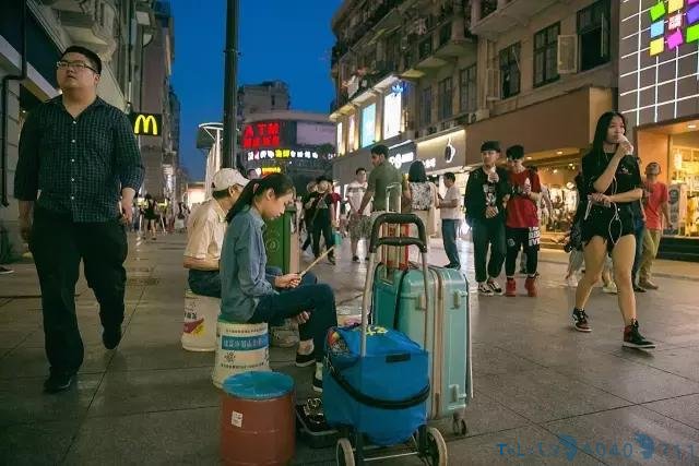 江汉路上这个卖艺自救的家庭乐队，背后的故事感动了无数武汉人