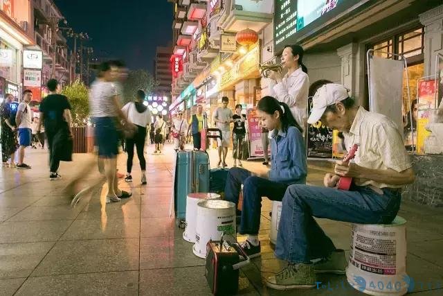 江汉路上这个卖艺自救的家庭乐队，背后的故事感动了无数武汉人