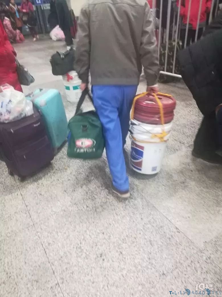 潜山火车站全是拎这种桶回家的乘客！最多的有人拿了30多个！你猜它是干嘛的？