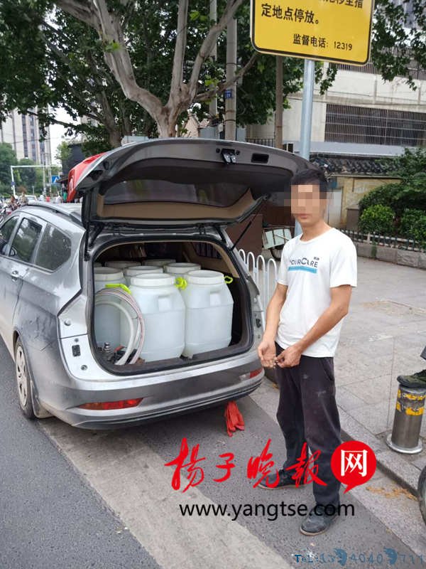 私家车偷运八桶易燃易爆品 交警闻一下40分钟没缓过劲