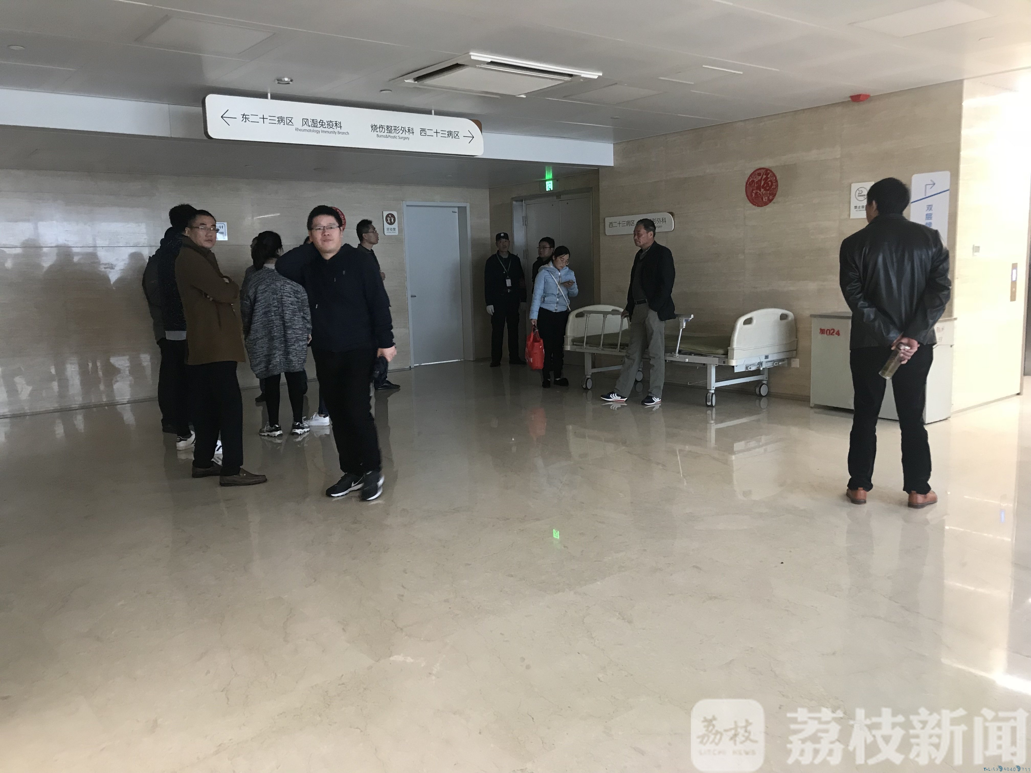 泰州一学院实验室发生爆燃 伤者正在救治