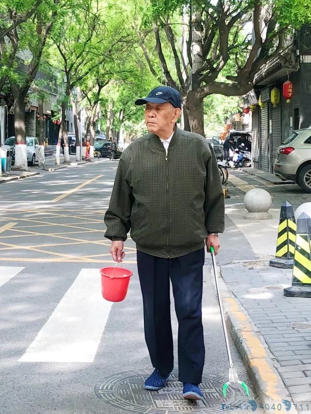 92岁老人每天上街捡烟头 已坚持1年多曾被指作秀