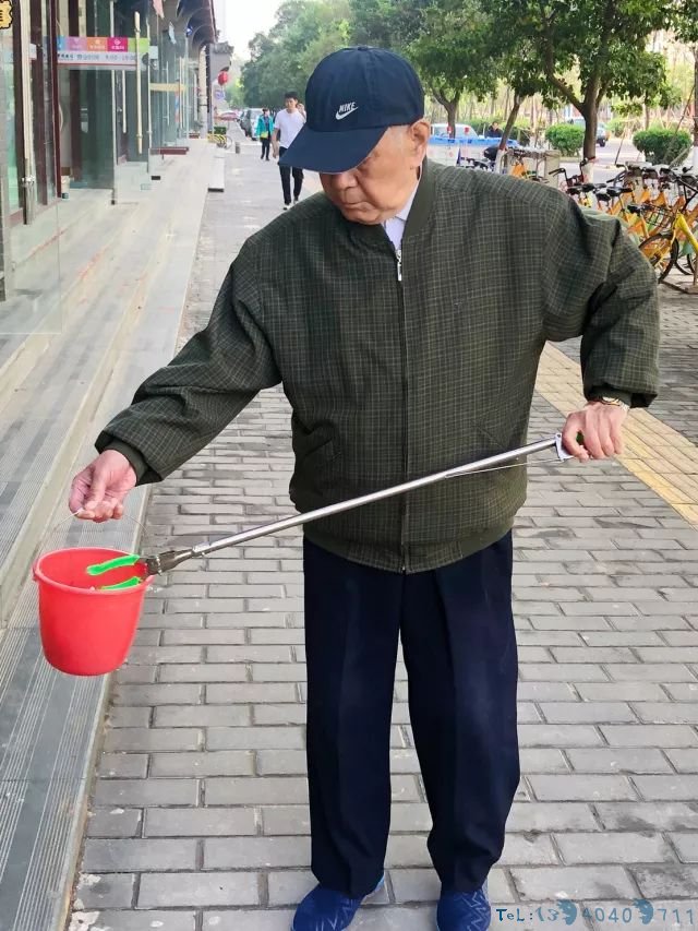 92岁老人每天上街捡烟头 已坚持1年多曾被指作秀
