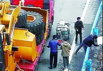 沪渝高速公路潜江段 村民推三轮兜售柴油(图)