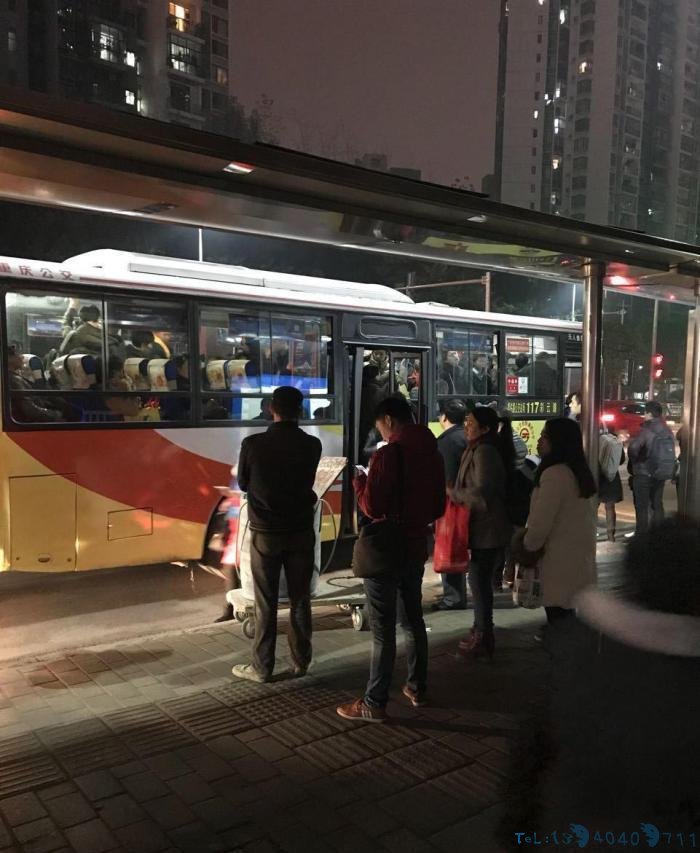 重庆某公交车站旁的背影 网友: 一股莫名的心酸