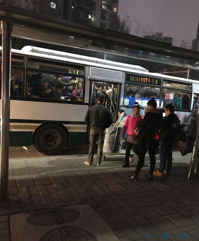 重庆某公交车站旁的背影 网友: 一股莫名的心酸